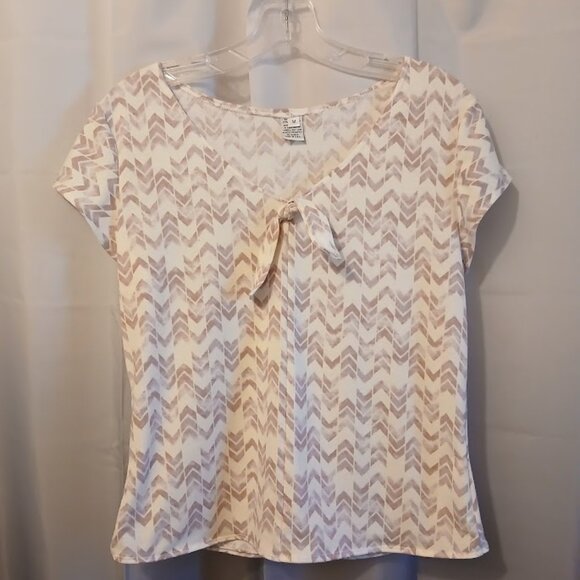 NEW womens M V-neck chevron print blouse Mauve White short sleeve Super soft top - Picture 1 of 8